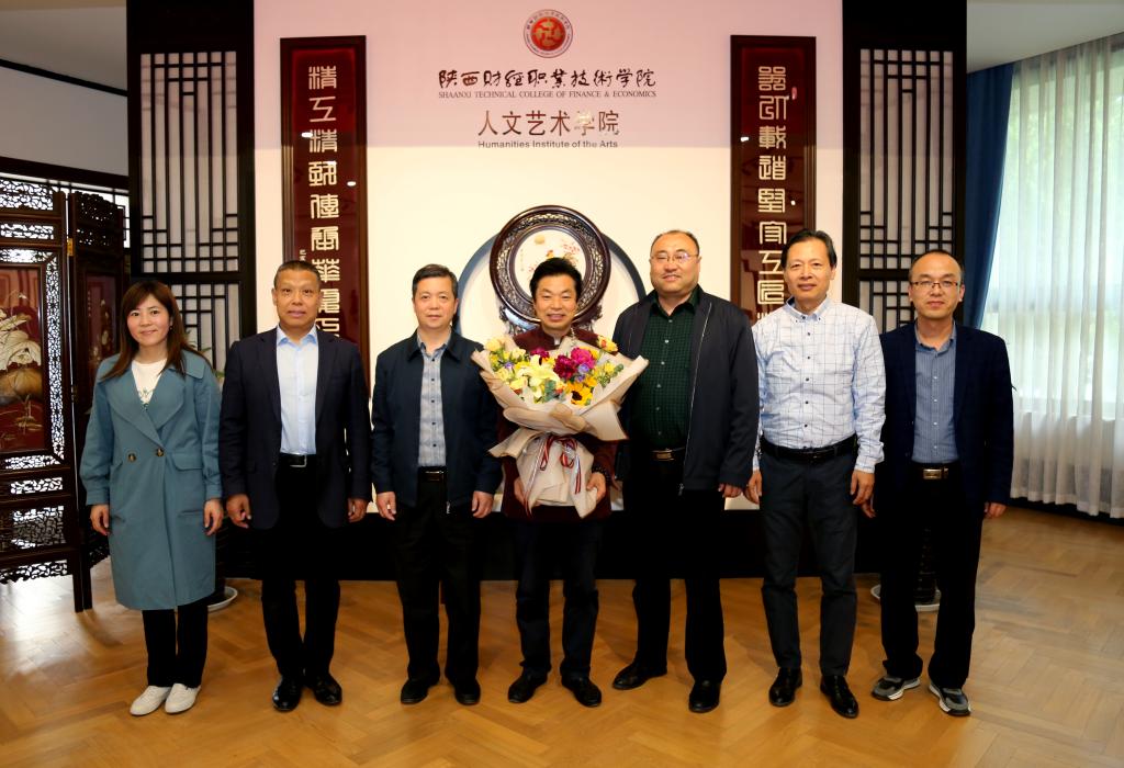 学院五一节前慰问贺兴文院长-人文艺术学院-陕西财经职业技术学院