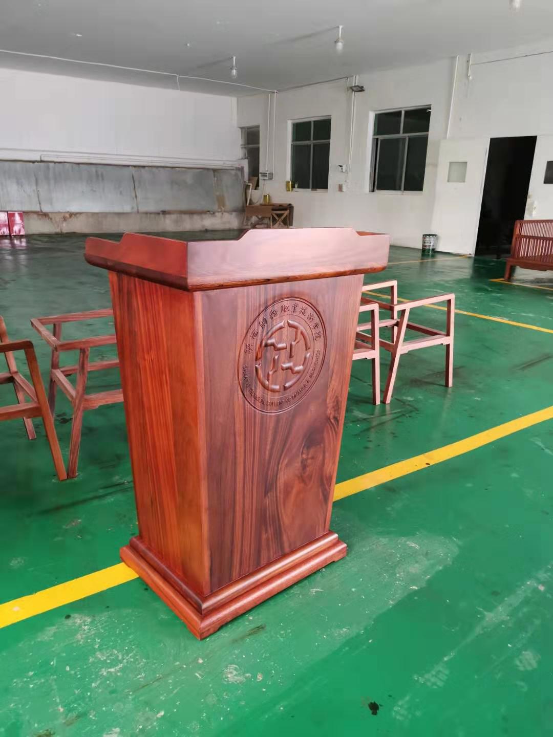 雕刻有学院logo的讲台